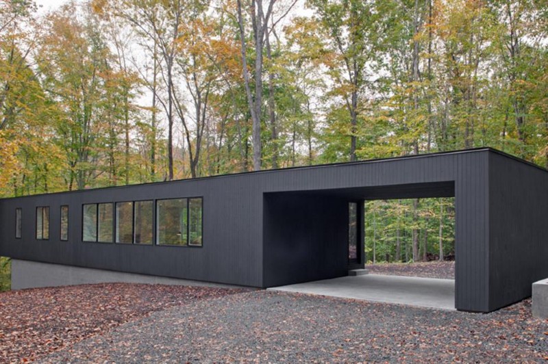 Blackened house  in North Carolina, the USA by In Situ Studio